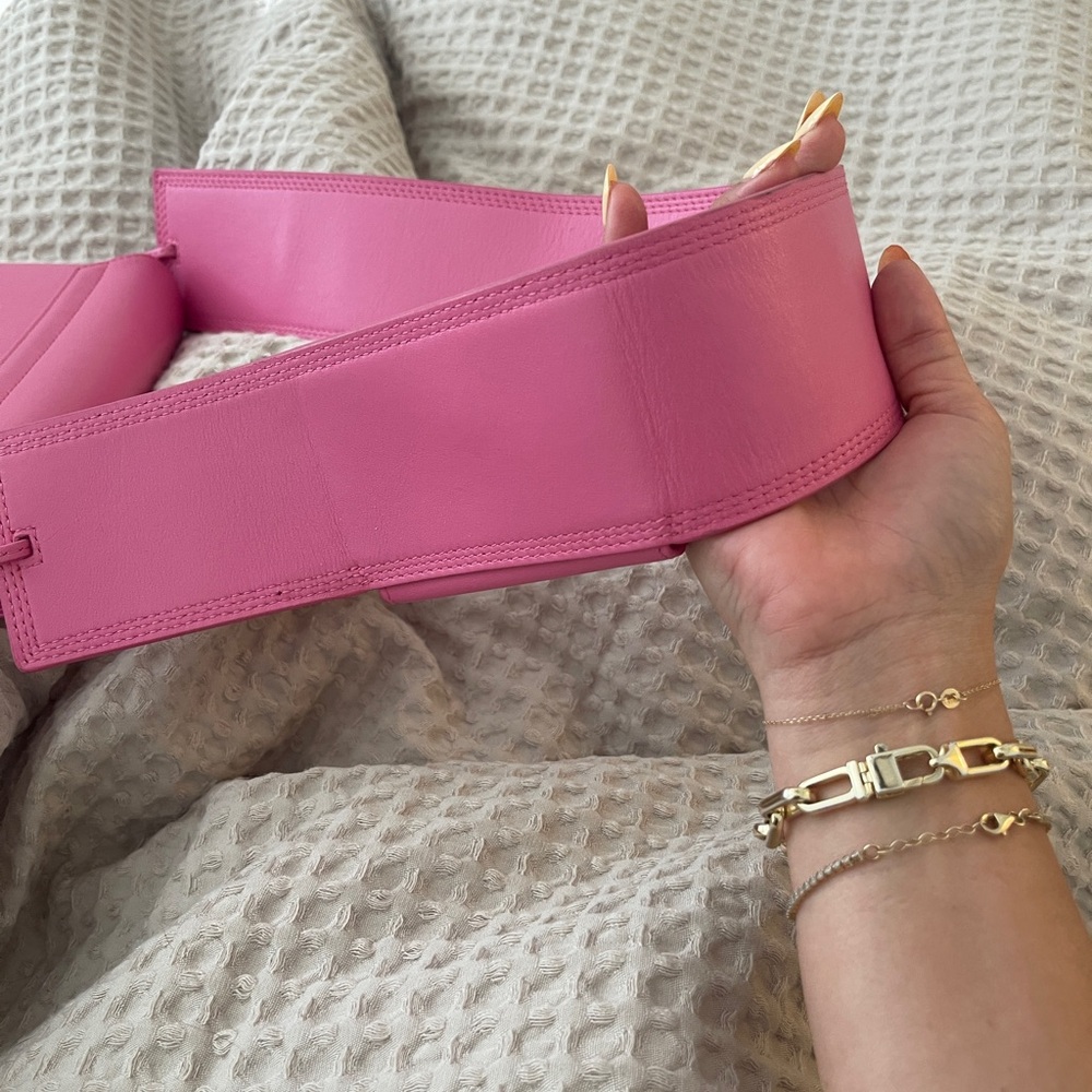 Jacquemus Pink Crossbody Bag with Modern Design - Picture 2 of 6